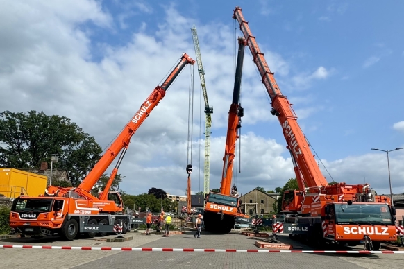 Bürgerinfo 215 B1 Nach Unfall auf privater Baustelle_ Bergung eines in Schieflage geratenen Baukrans